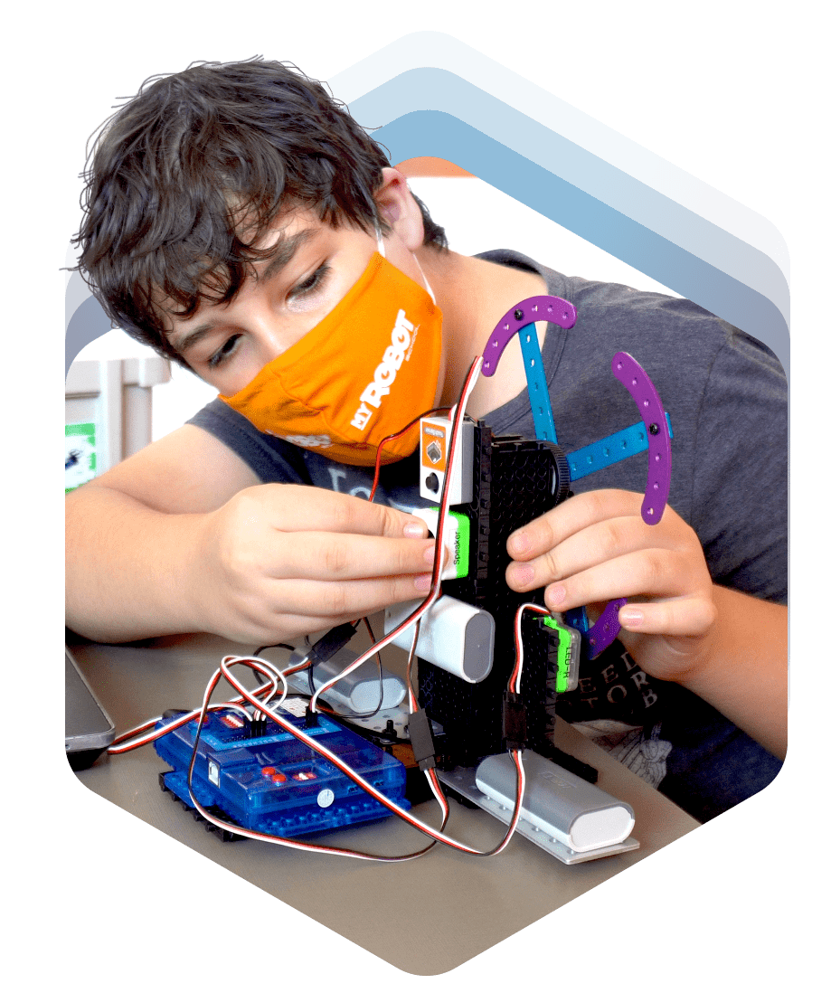 Imagem: Menino interagindo com Maker Robotic construindo cata-vento 
